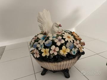 Fiori e colomba in ceramica