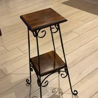 tavolino in ferro battuto con ripiani in legno