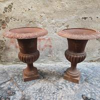 Coppia di vasi in ghisa