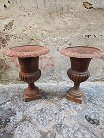 Coppia di vasi in ghisa