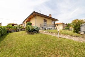 VILLA SINGOLA CON GIARDINO, TAVERNA, SOTTOTETTO E