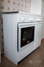 Cucina con piano cottura e forno a gas