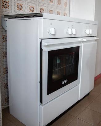 Cucina con piano cottura e forno a gas