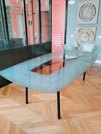 Tavolo in vetro con gambe in metallo