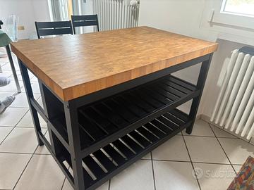 Isola cucina con 2 sedie