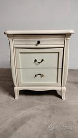 Comodini in legno con decori