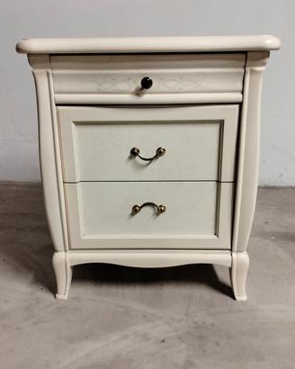 Comodini in legno con decori