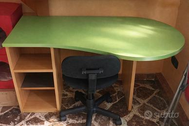 scrivania sagomata con porta computer
