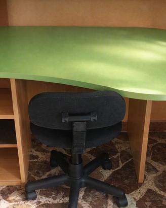 scrivania sagomata con porta computer
