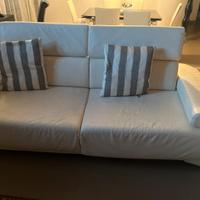 Coppia di divani in pelle bianca 3+2