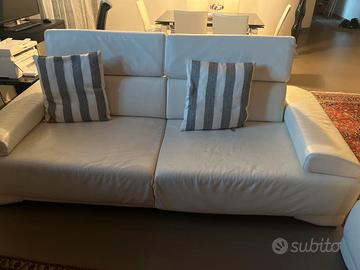 Coppia di divani in pelle bianca 3+2