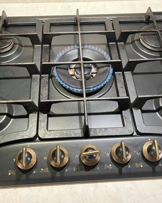 Piano cottura 5 fuochi. Piastre in ghisa.