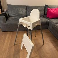 Seggiolone bianco con vassoio e riduttore