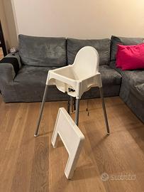 Seggiolone bianco con vassoio e riduttore