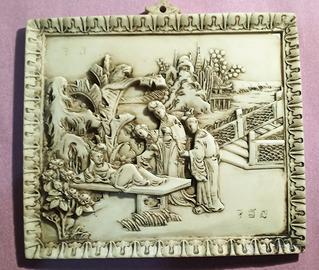 Targa da parete orientale in  bassorilievo