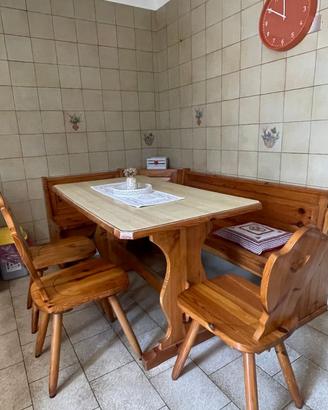 TAVOLO CON SEDIE E CASSA PANCA