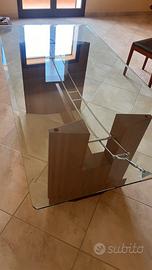 Tavolo in vetro temperato con struttura in legno