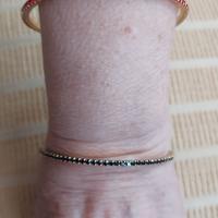 due braccialetti con pietrine blu e rosse