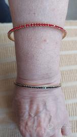 due braccialetti con pietrine blu e rosse