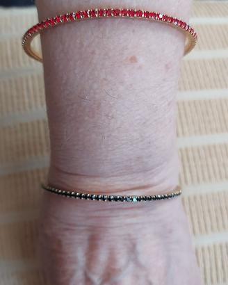 due braccialetti con pietrine blu e rosse
