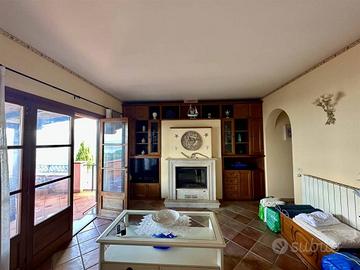 Villa di 105 m² con più di 5 locali e posto auto a