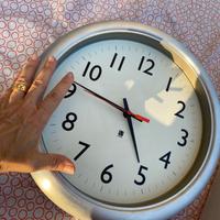 Orologio da parete Umbra in alluminio