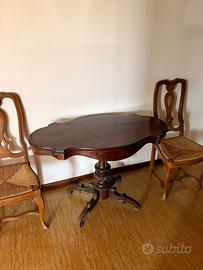 Tavolino antico in legno con sedie abbinate, stile