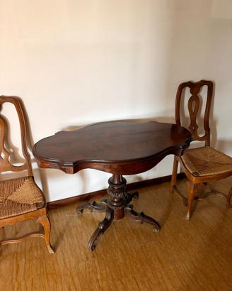 Tavolino antico in legno con sedie abbinate, stile
