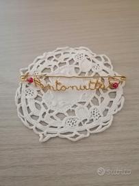 Vecchia spilla dorata con nome Antonietta vintage