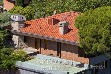 Casa indipendente di 550 m² con più di 5 locali e 