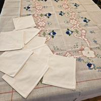 Tovaglia 220x130 con 8 tovaglioli bianchi