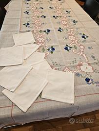 Tovaglia 220x130 con 8 tovaglioli bianchi