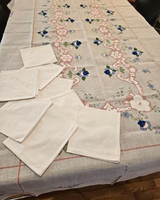 Tovaglia 220x130 con 8 tovaglioli bianchi