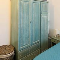 Armadio in legno di frassino decapato