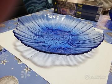 piatto vassoio in vetro azzurro a forma di foglia 