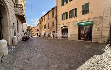 LOCALE COMMERCIALE NEL CUORE DEL CENTRO STORICO