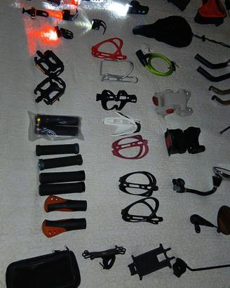 Accessori Bici. Cavalletto + Pompa + Luce +