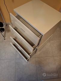 2 comodini usati con 4 cassetti