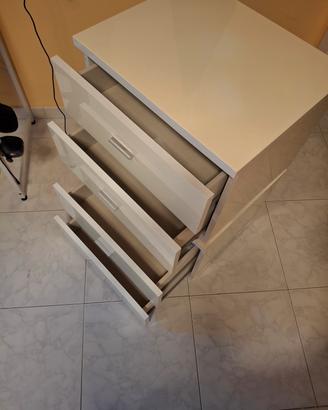 2 comodini usati con 4 cassetti