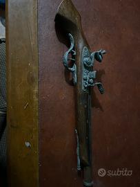 Riproduzione pistola antica