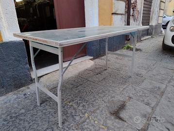 Tavolo da lavoro pieghevole con bordo rinforzato