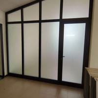 Parete divisoria vetro e alluminio con porta