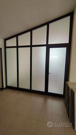 Parete divisoria vetro e alluminio con porta