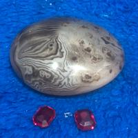 Pietra di Agata naturale lucidata e 2 rubini sin.