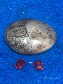 Pietra di Agata naturale lucidata e 2 rubini sin.