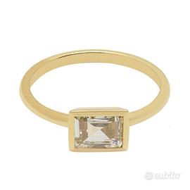 Anello solitario in oro giallo e diamante baguette