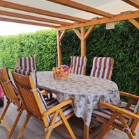 tavolo di legno allungabile con sedie