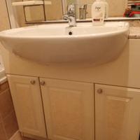 Mobiletto bagno con lavabo e specchio