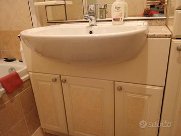 Mobiletto bagno con lavabo e specchio
