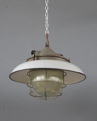Vecchia lampada industriale smaltata da fabbrica